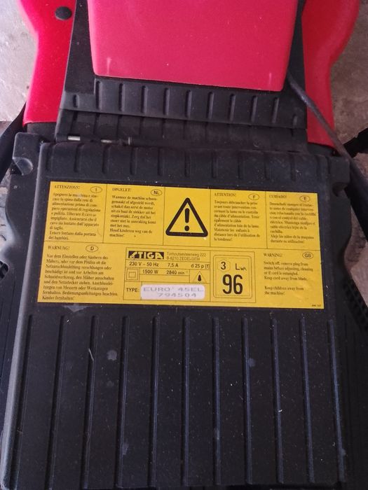 Mașina de tuns iarba electrica