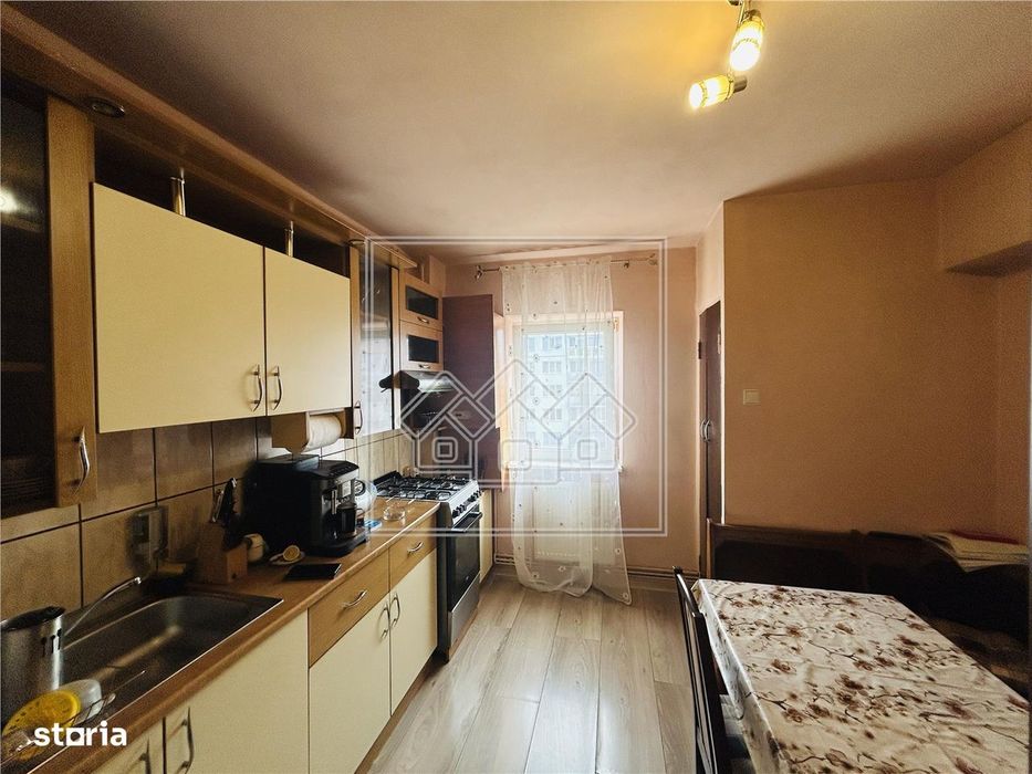 Ap decomandat, 4 camere, balcon - Zona Mihai Viteazu