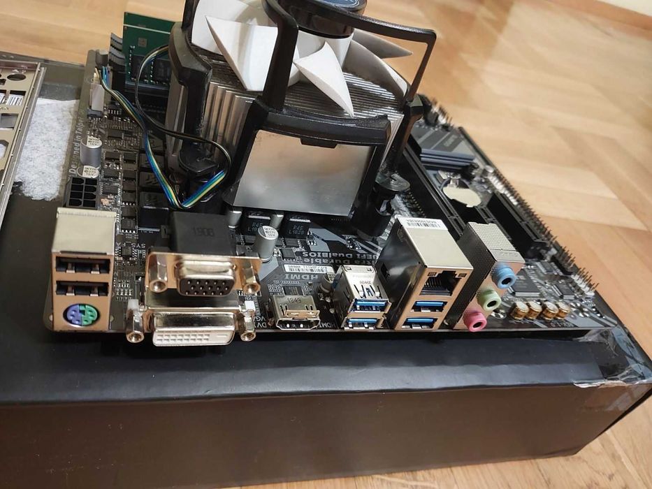 Intel i7 8700 + Gigabyte B360M DS3H + 16GB 2666 Crucial + Arctic cooler