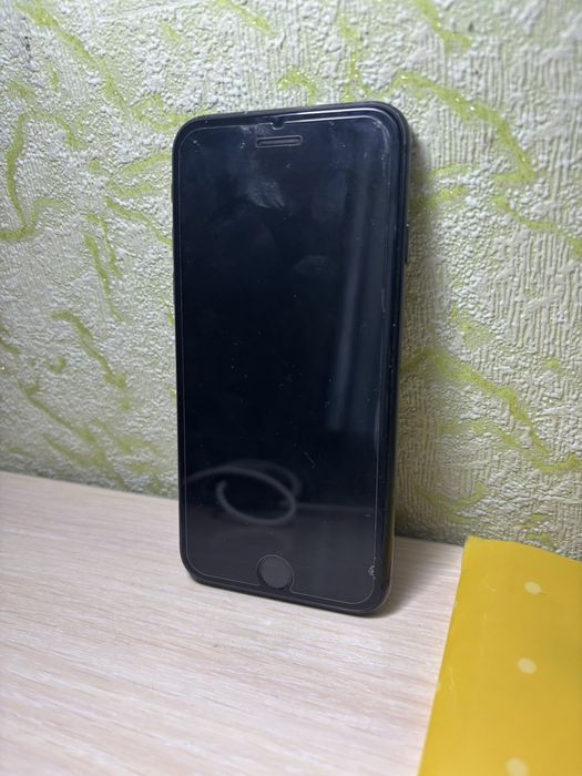 Продаю Iphone SE 2020