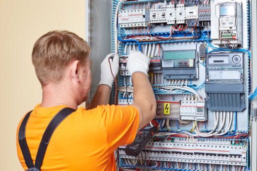 Realizam instalații electrice pentru case și apartamente cu experiența de 12 ani