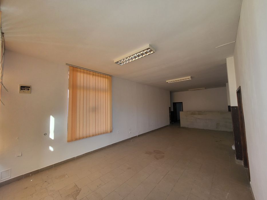 Închiriez teren și spațiu comercial