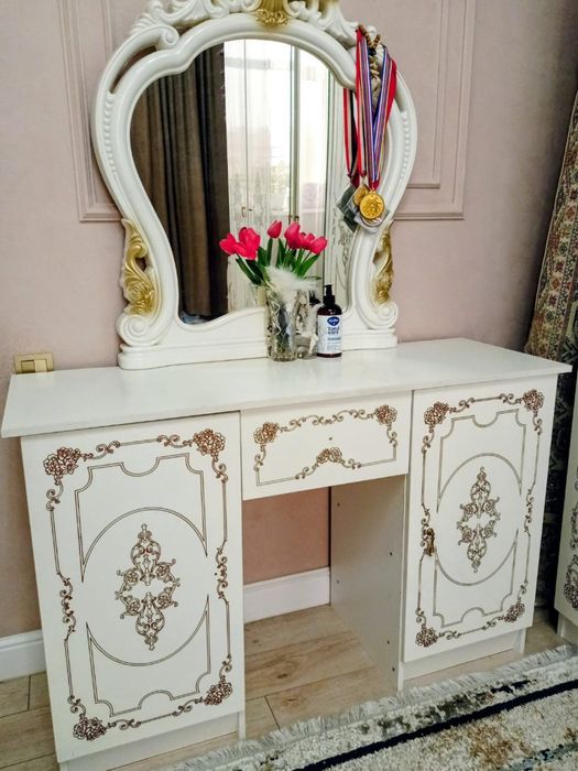 Продается комод с зеркалом