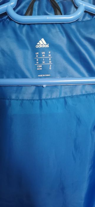 Geacă Adidas cu glugă detașabilă