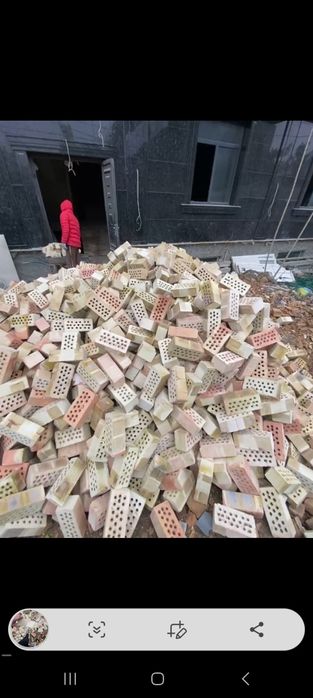 Teshik va butun gisht bor