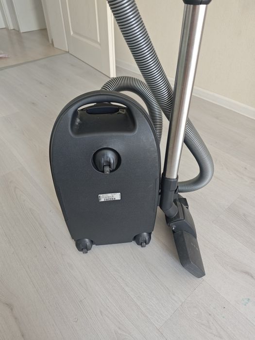 Прахосмукачка Miele Complete C3