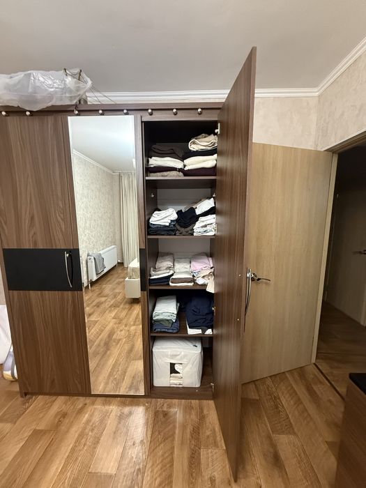 Шкаф в спальню с полками