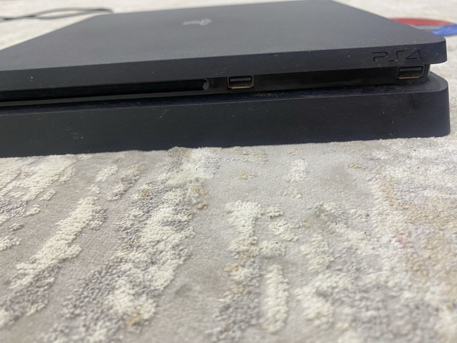 Продам PS4 Slim 500GB +2 джойстика