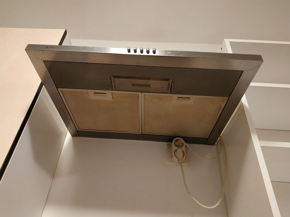 Bucătărie plita și cuptor pe gaz, hota, chiuveta anticalcar, baterie