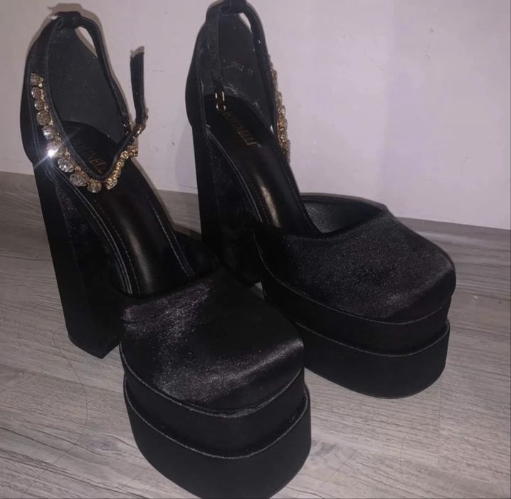 Vand pantofi cu toc Botinelli