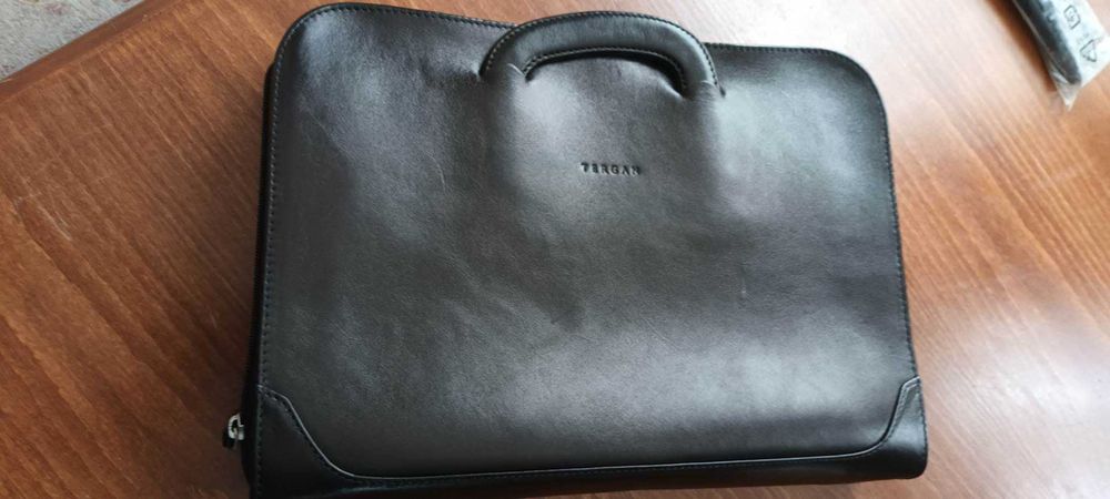 продавам ЧИСТО НОВА маркова биснес чанта за документи TERGAN