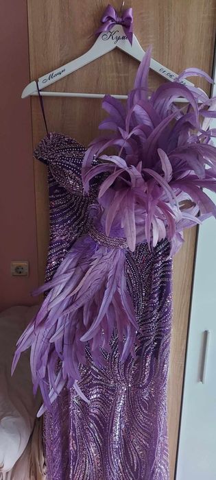 Страхотна рокля с естествени пера