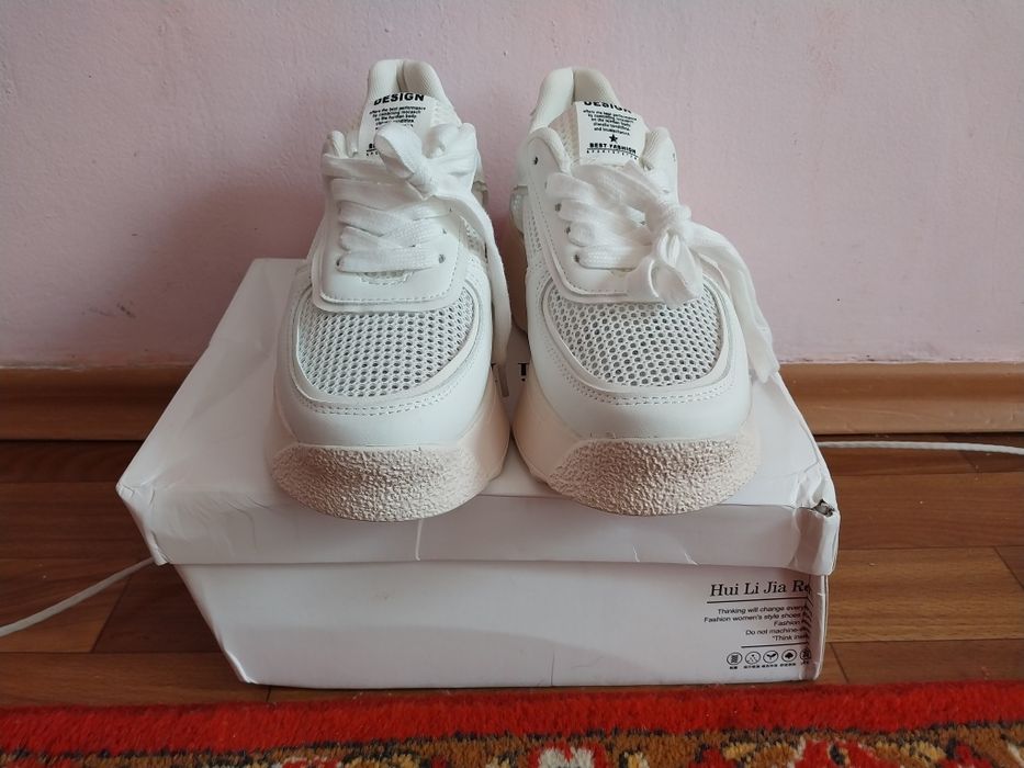 Женские кроссовки