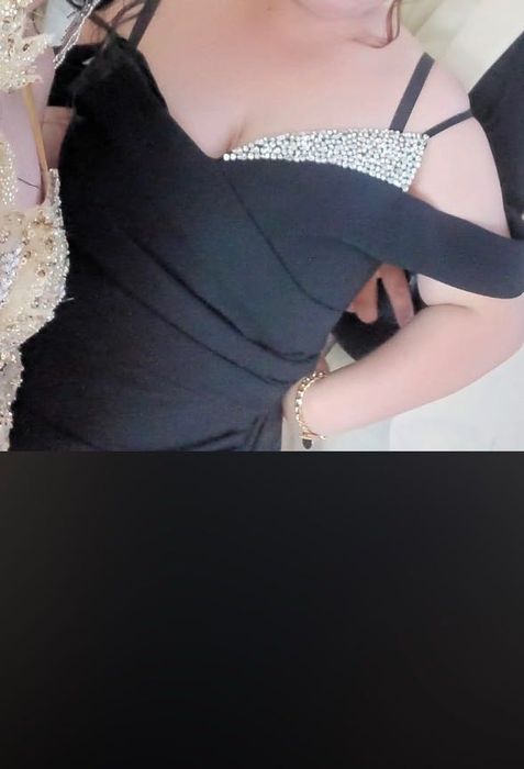 Черна рокля с камъни