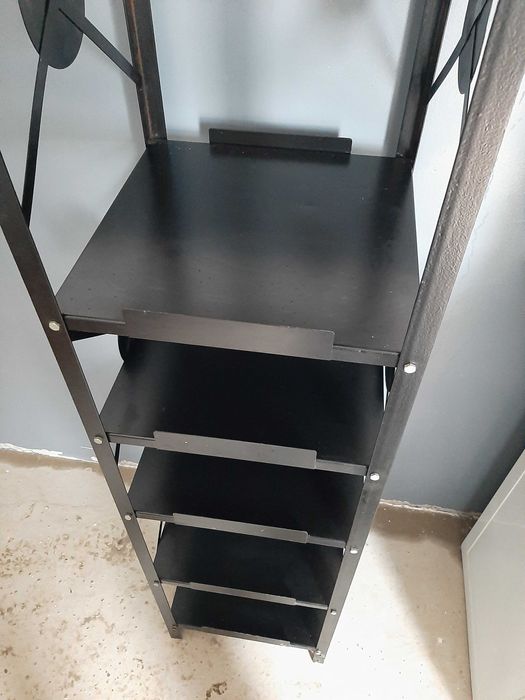 Vând raft metalic culoarea neagra foarte rezistent