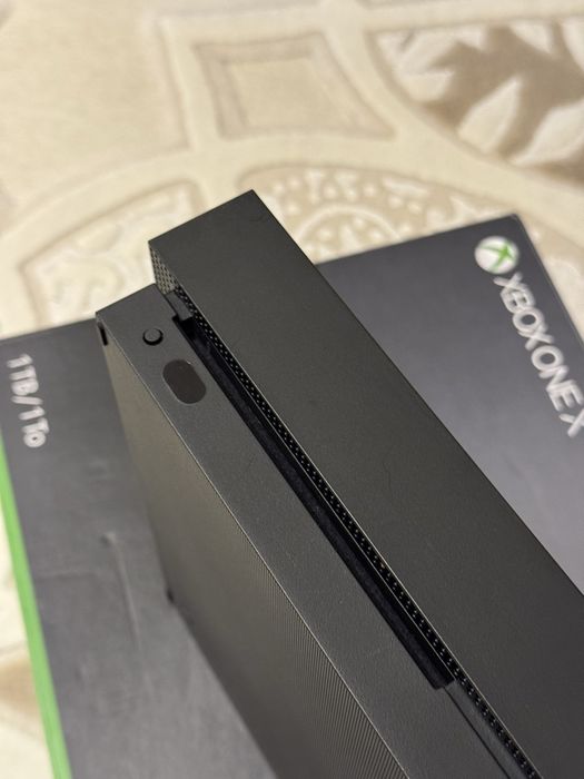 Xbox One X 1TB | 2 controllers
