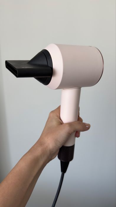 Продавам оригинален сешоар Dyson