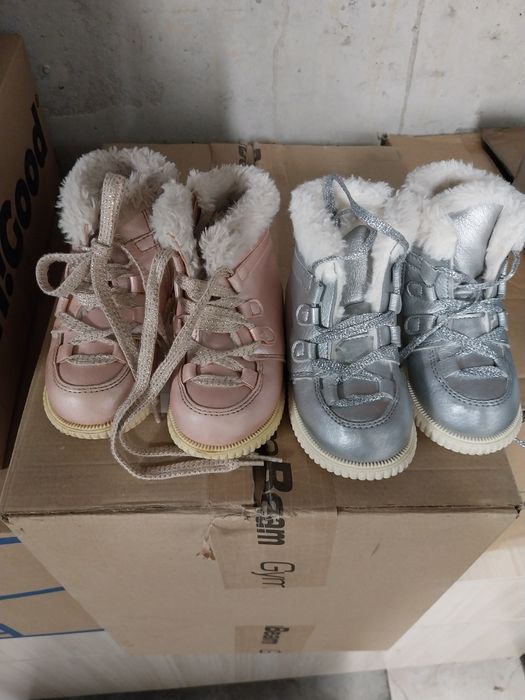 Различни детски обувки с топла подплата.
