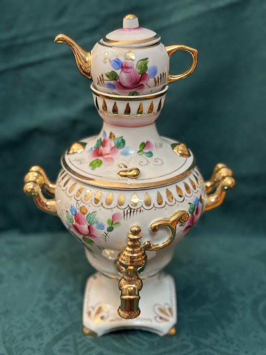 Порцеланов самовар и захарница Гжел