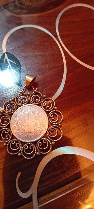 Сребърен медалист с монета, и стар пръстен с естествен камък.