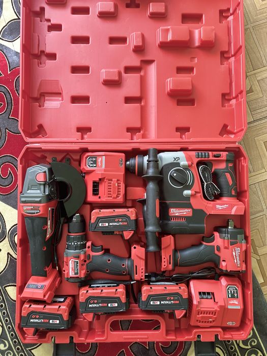 Акумуляторный перфоратор Milwaukee набор