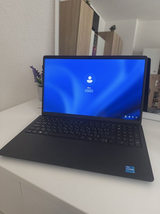 Лаптоп Dell Vostro 3530