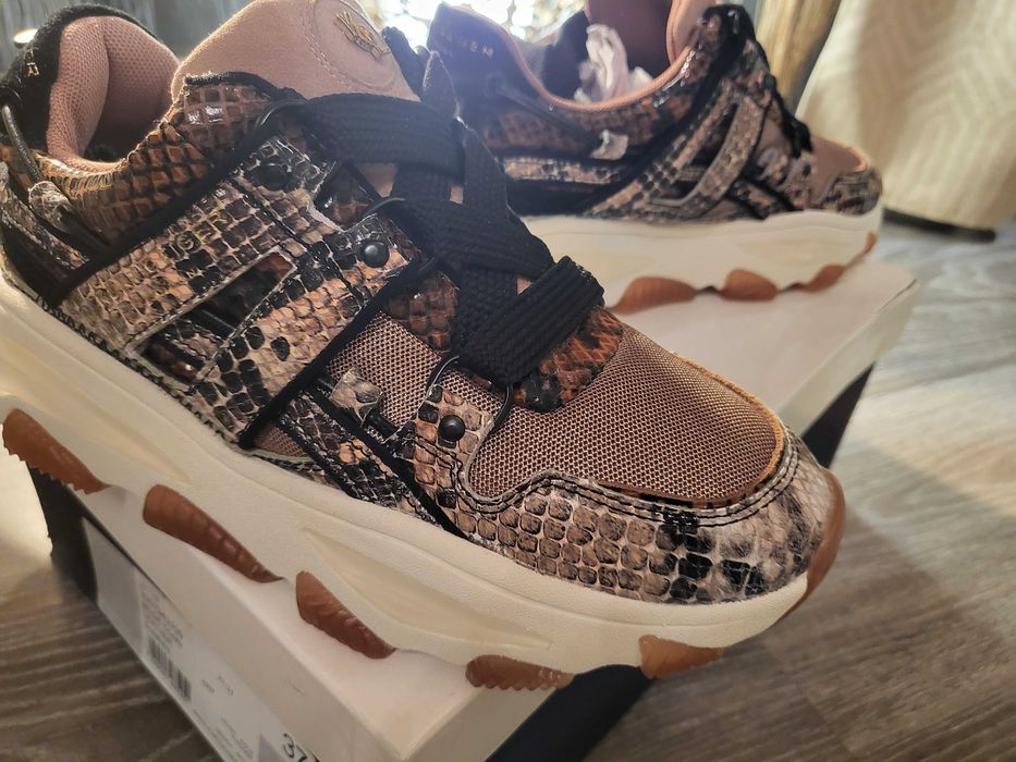 Масивни дамски обувки