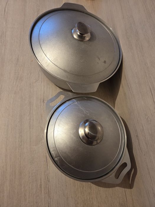 Продам 2 кастрюли 5 и 2,5 литра.
