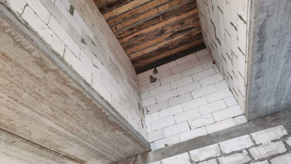 Продам участок с недостроенным домом в жероме