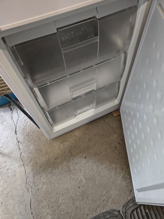 Vand frigider Beko defect
