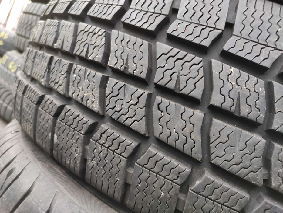 2бр Зимни гуми за бус 215 65 16 С - Vredestein