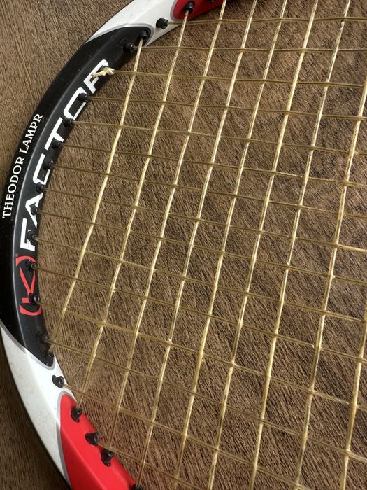 Wilson six one tour k factor , с подписа на Роджър Федерер