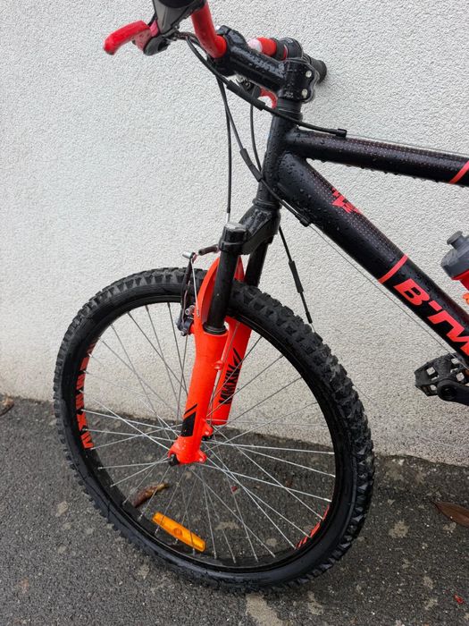 Bicicleta B'Twin Rockrider 500 (24 inch) pentru copii / juniori.