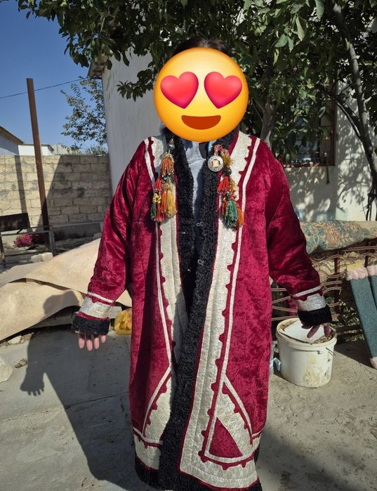 Сандықтар тағы басқа қол өнер сатылады