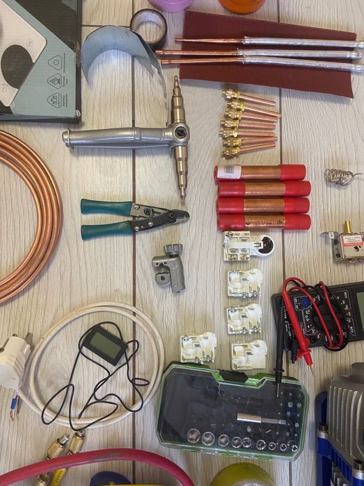 Инструменты для ремонта холодильников.