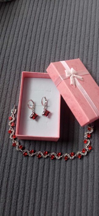 Нов, елегантен, дамски,сребърен комплект в подаръчна кутия.