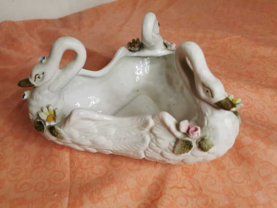 Bomboniera portelan in forma de Lebada