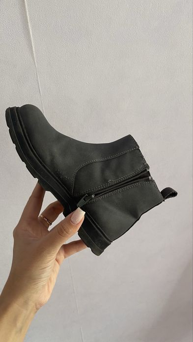 Продам детские ботинки