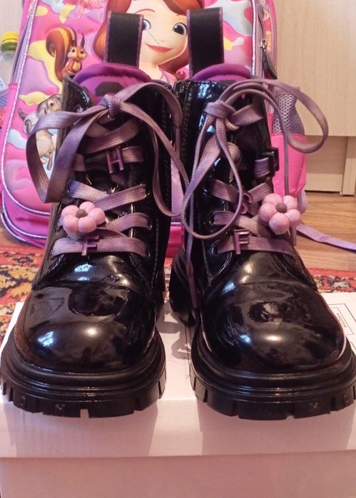 Продам детские ботинки