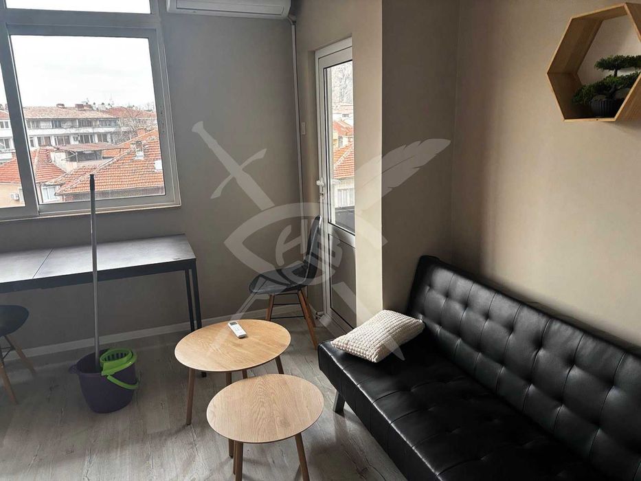 Дава се под наем Тристаен апартамент в Пловдив, Център - 90 кв.м за 648.21 € - Снимка #1