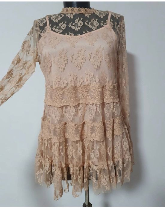 Bluza din dantelă somon, cu maneci spectaculoase și bordura dantela