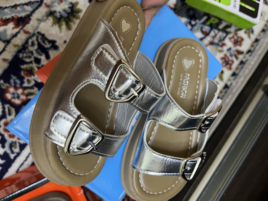 Продам детскую обувь