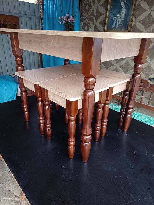 Продам стол кухонный с табуретками.