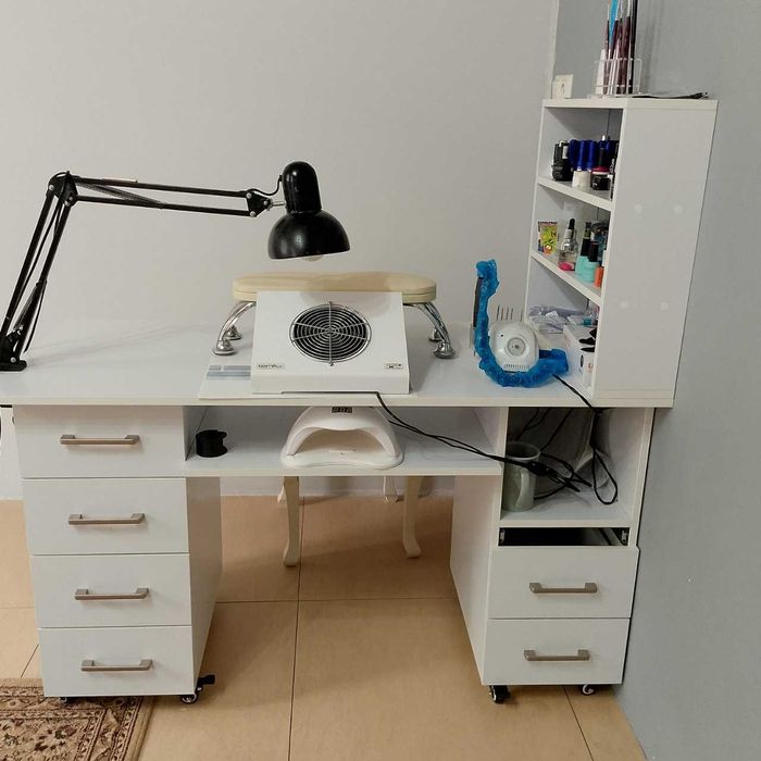 маникюрный столик