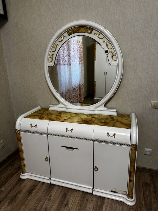 Туалетный столик и тумбочки