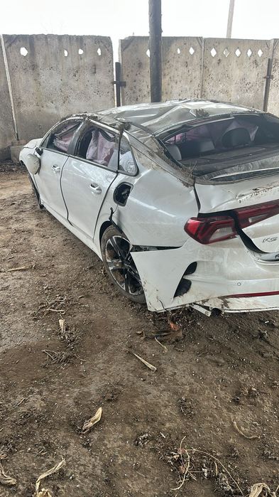 Kia K5 в авариийном состоянии