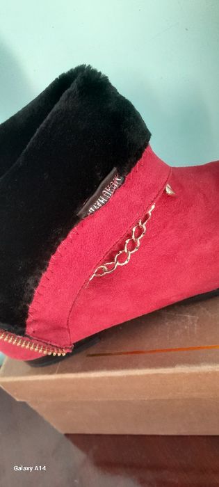 Sapok sotiladi. Xitoy fabrichni. Faqat 1 marta kiyilgan. Yangide