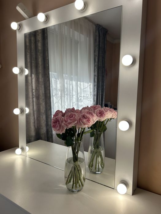 Продам туалетный столик с зеркалом и подсветкой.