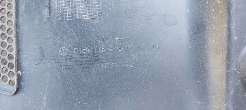 Кора над акумулатора Passat 5