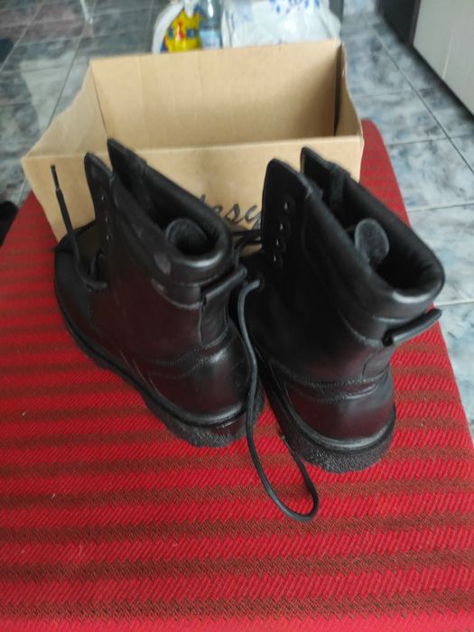Bocanci din piele naturală 100%, imblaniti, noi în cutie